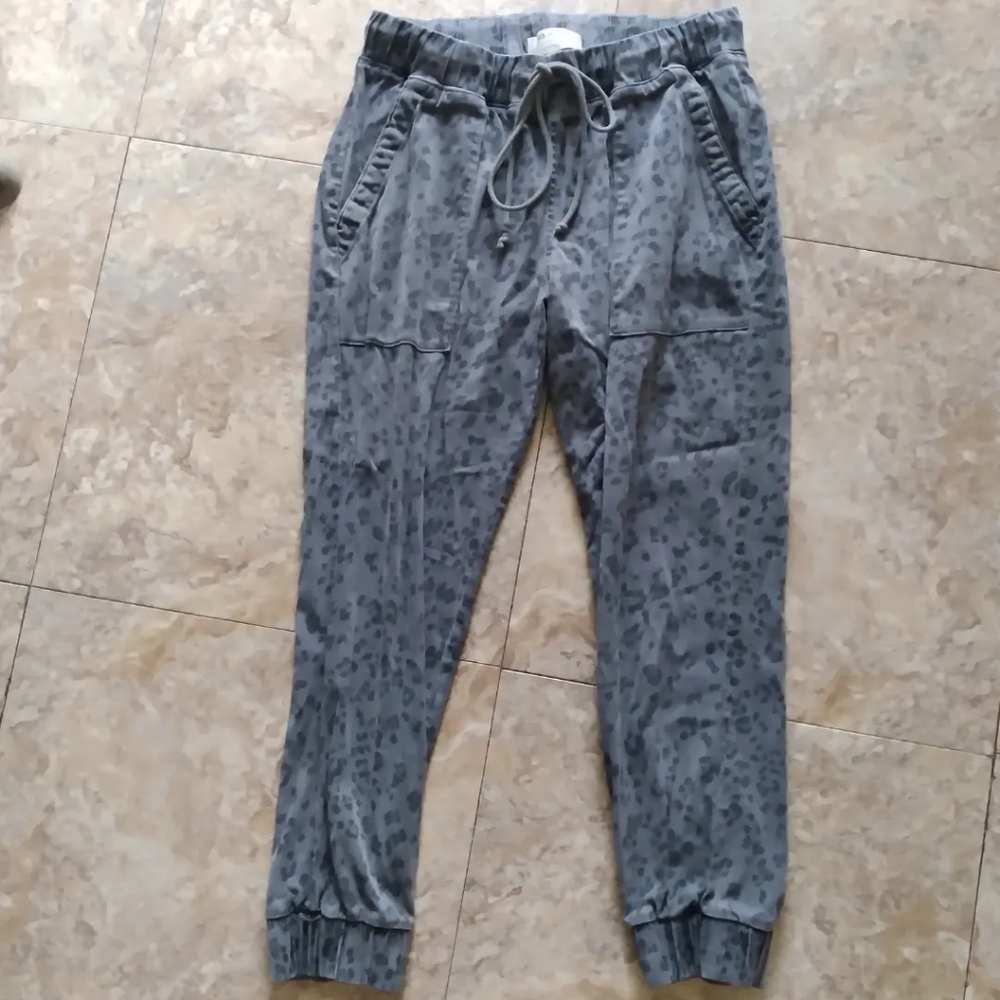 Cloth & Stone Gray Leopard Pull-On Drawstring joggers, size Medium